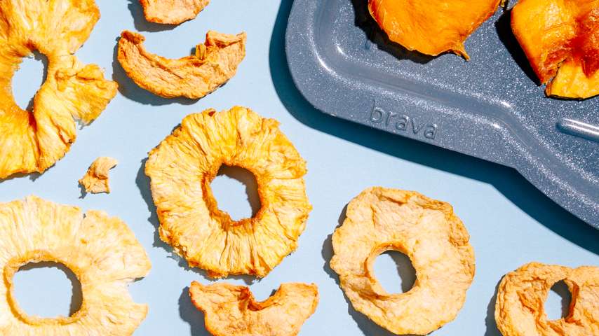 Dehydrated mango slices and pineapple rings