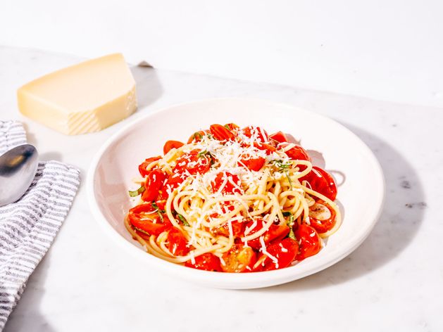 Pasta with Cherry Tomatoes and Basil